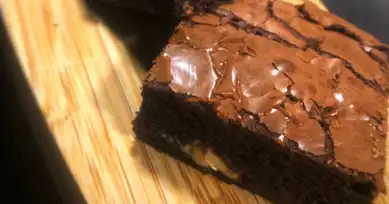 Çatlamış Beyaz Çikolatalı Brownie Tarifi