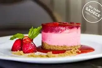 Çilekli Semifreddo Tarifi: Lezzetli ve Serinleten Bir Tatlı