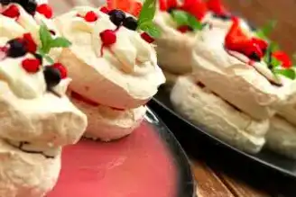 Nefis Kırpıntı Kremali Pavlova Tarifi