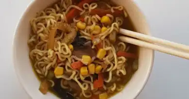 Nefis Sebzeli Noodle Çorbası Tarifi