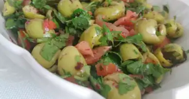 Nefis Sumaklı Zeytin Salatası Tarifi