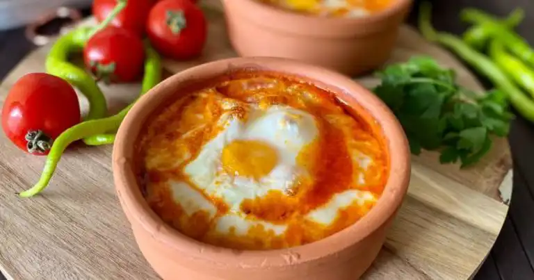 Güveçte Mini Menemen: Lezzetli ve Şık Kahvaltılık